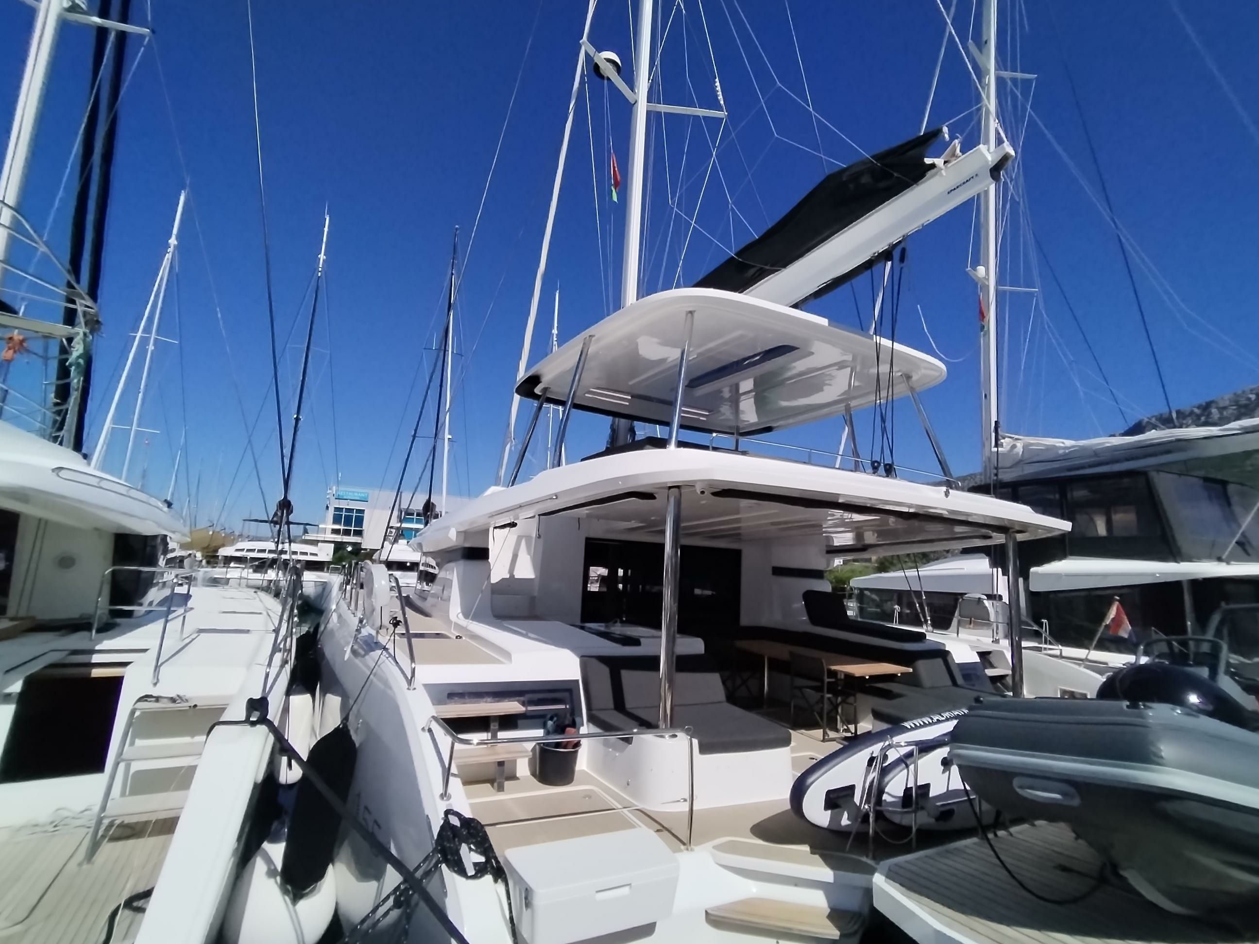 Lagoon 55 | Tri Wing