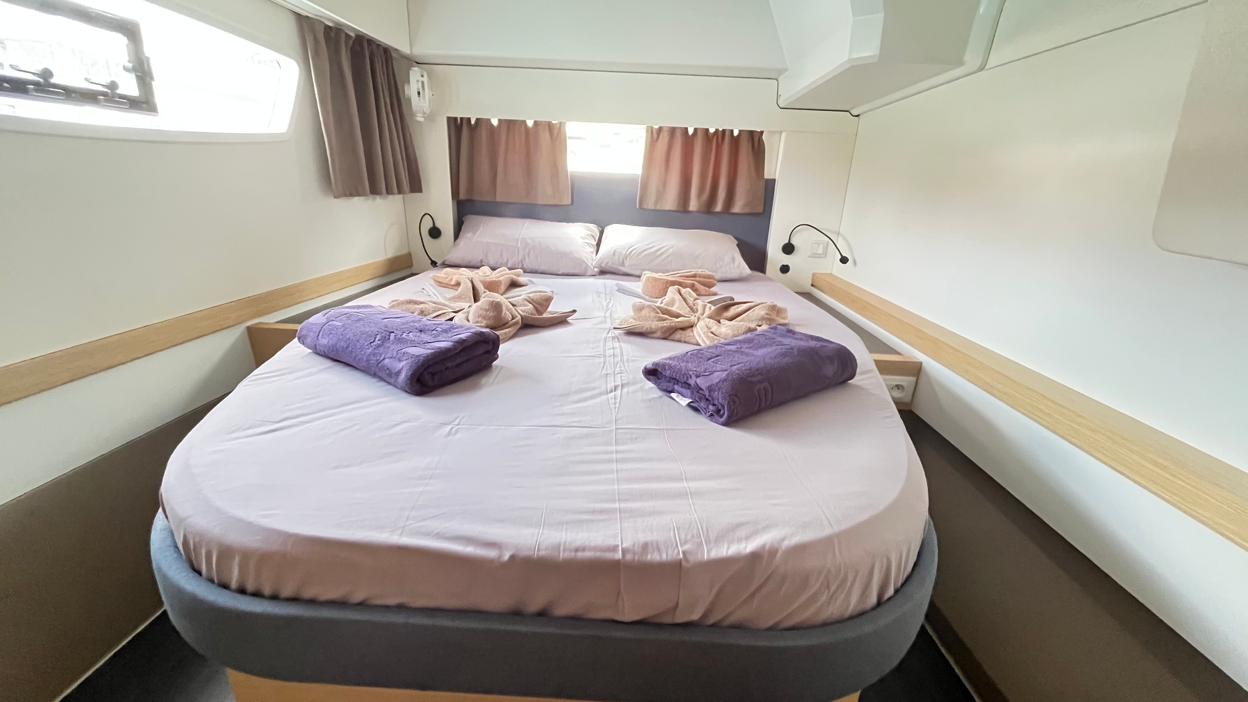 Fountaine Pajot Astrea 42 | Neza