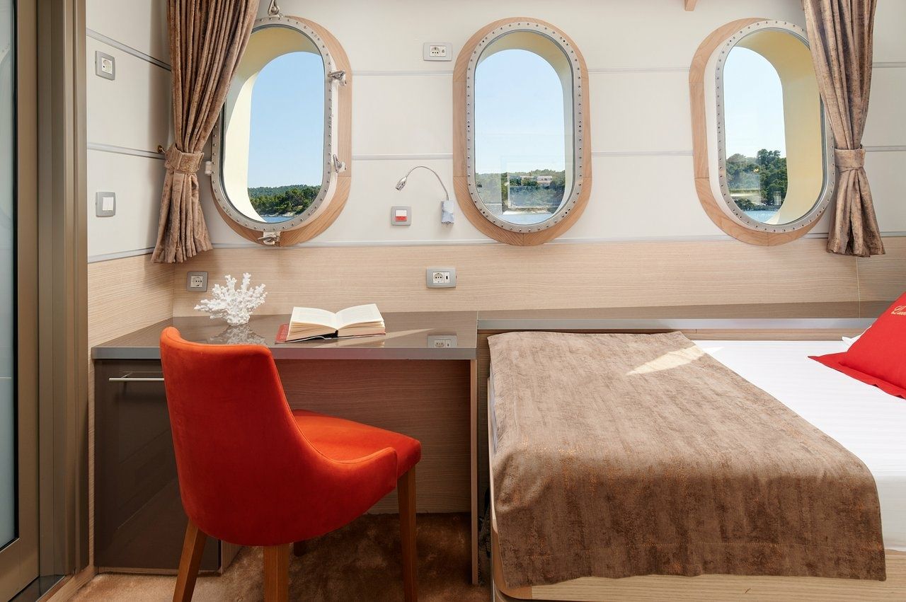 Custom Built 160 | Queen Eleganza