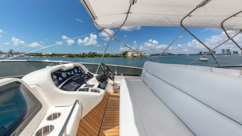 Sunseeker Manhattan 74 | Giuli