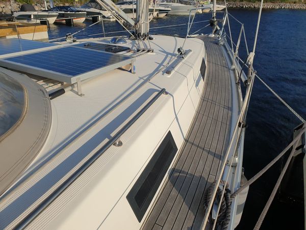 Bavaria Cruiser 32 | Aqua Viva