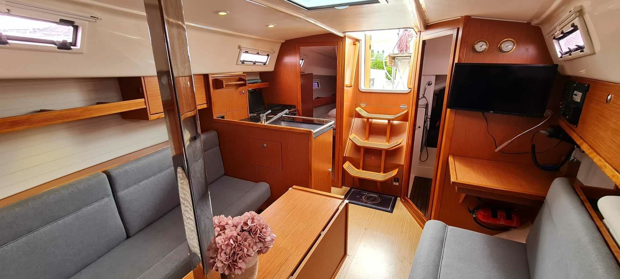 Bavaria Cruiser 32 | Aqua Viva