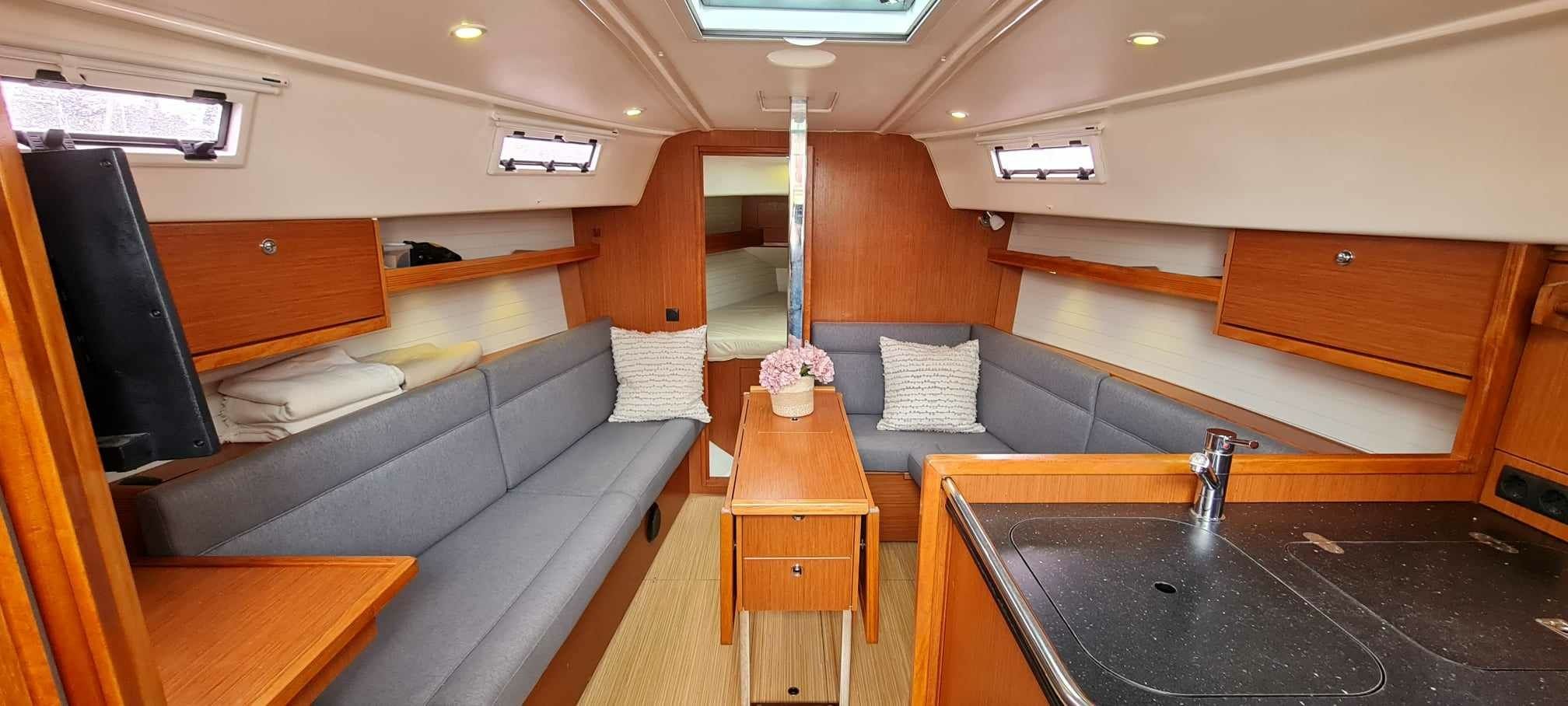 Bavaria Cruiser 32 | Aqua Viva