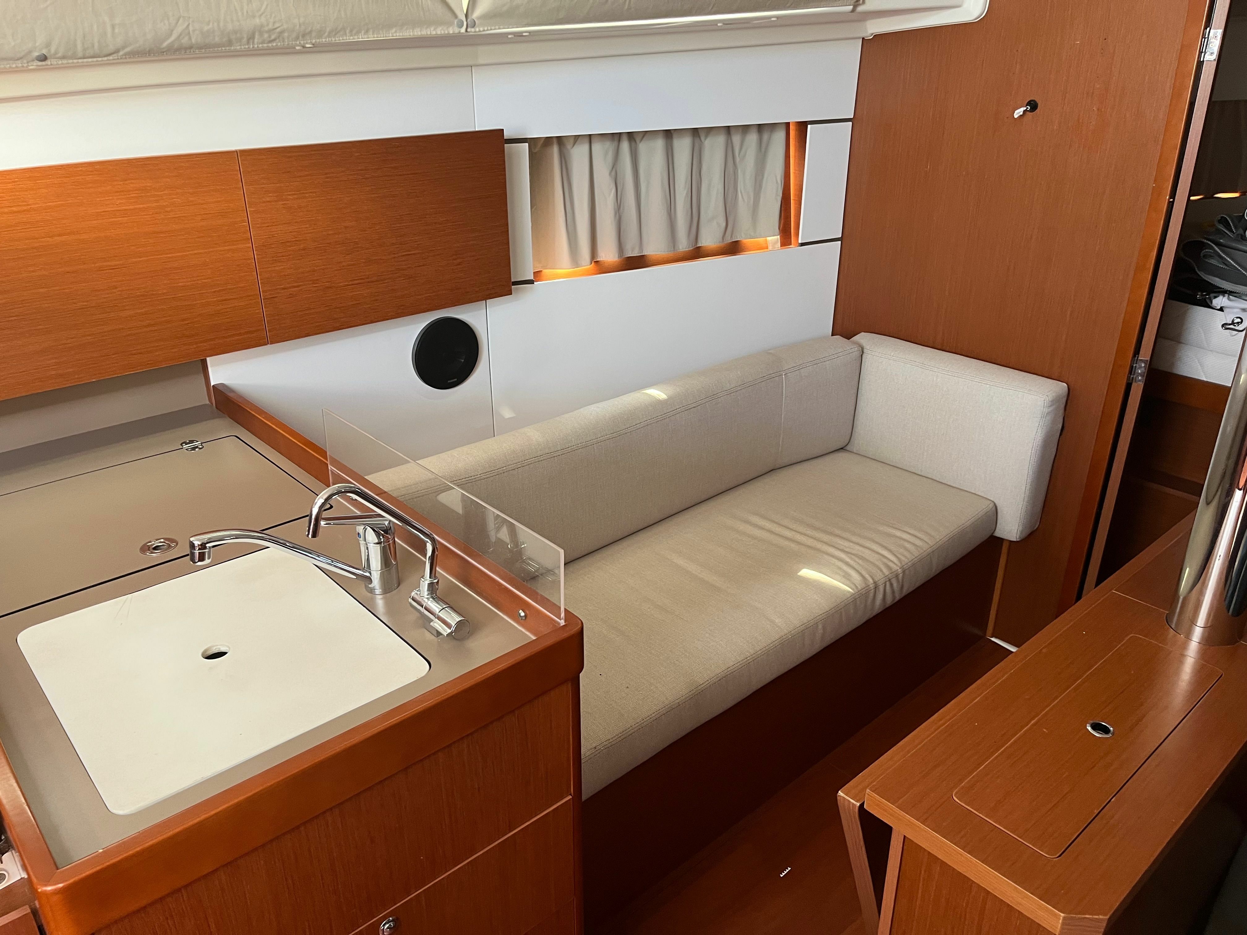 Beneteau Oceanis 38.1 | Stromboli