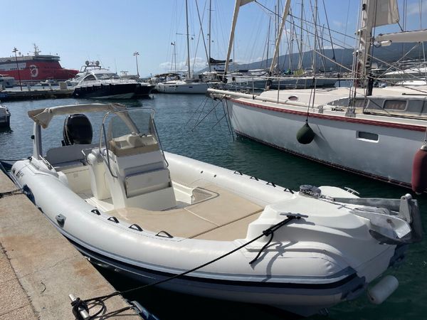 Black Fin Elegance 25 | 11