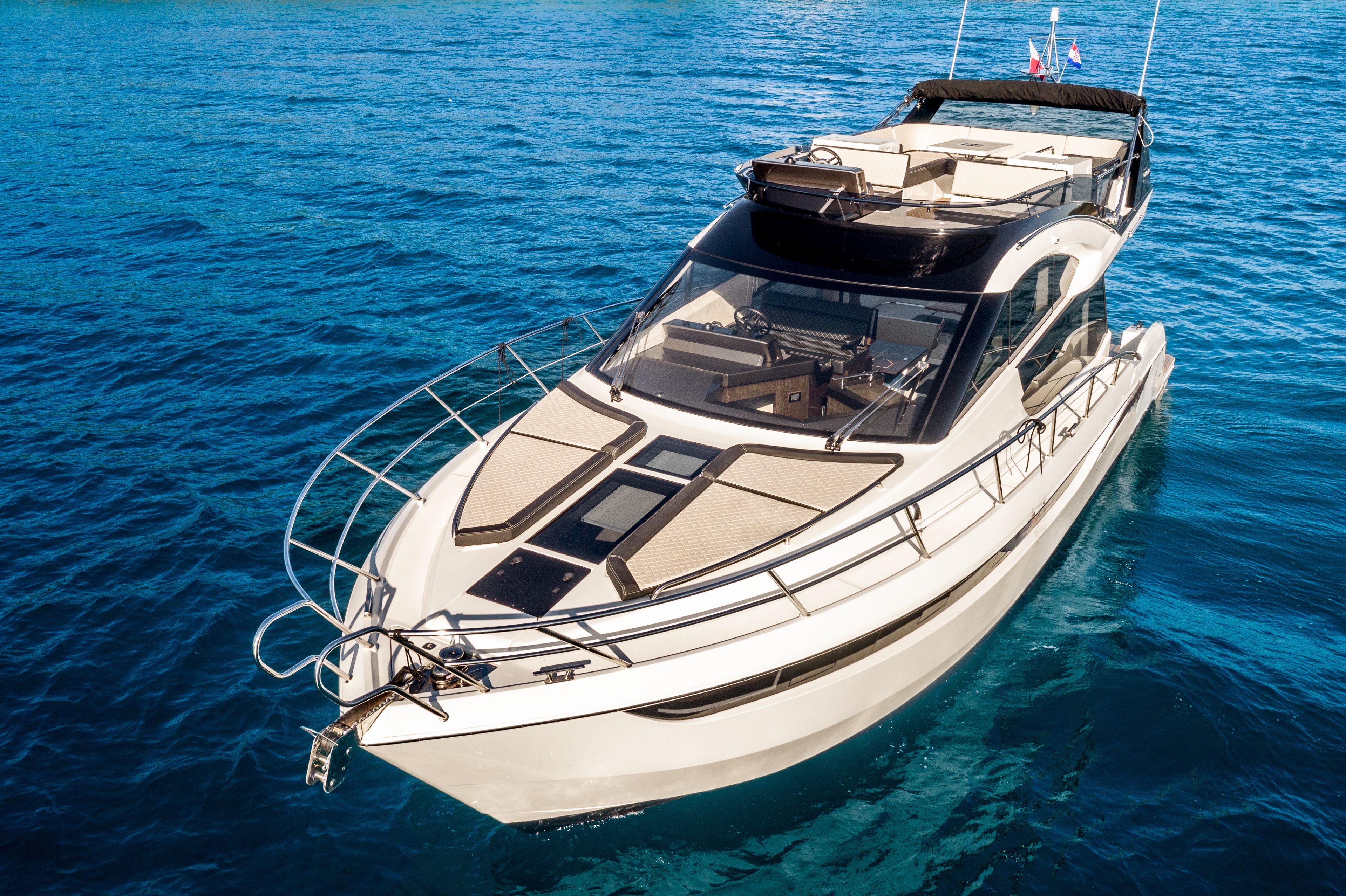 Galeon 420 Fly | Amber Blue