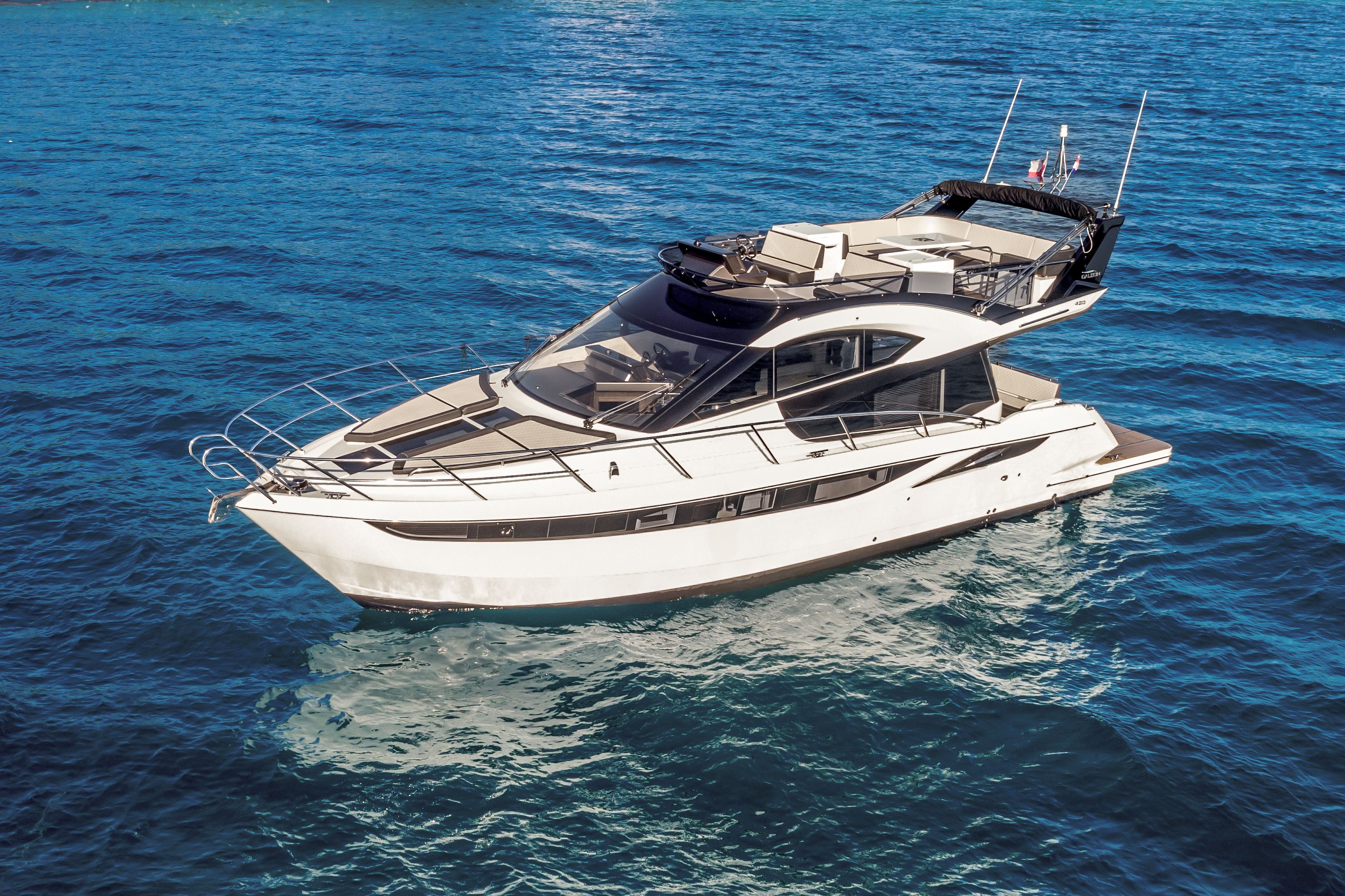 Galeon 420 Fly | Amber Blue