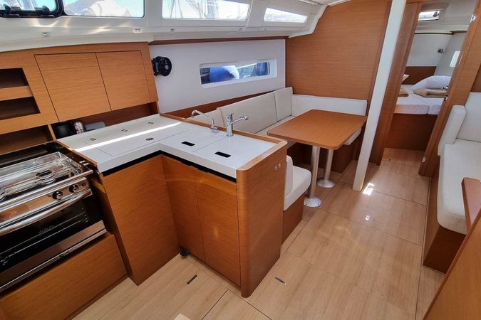 Jeanneau Sun Odyssey 380 | Bella Mia