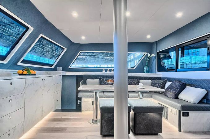 Luna 49 | Katamaran Red