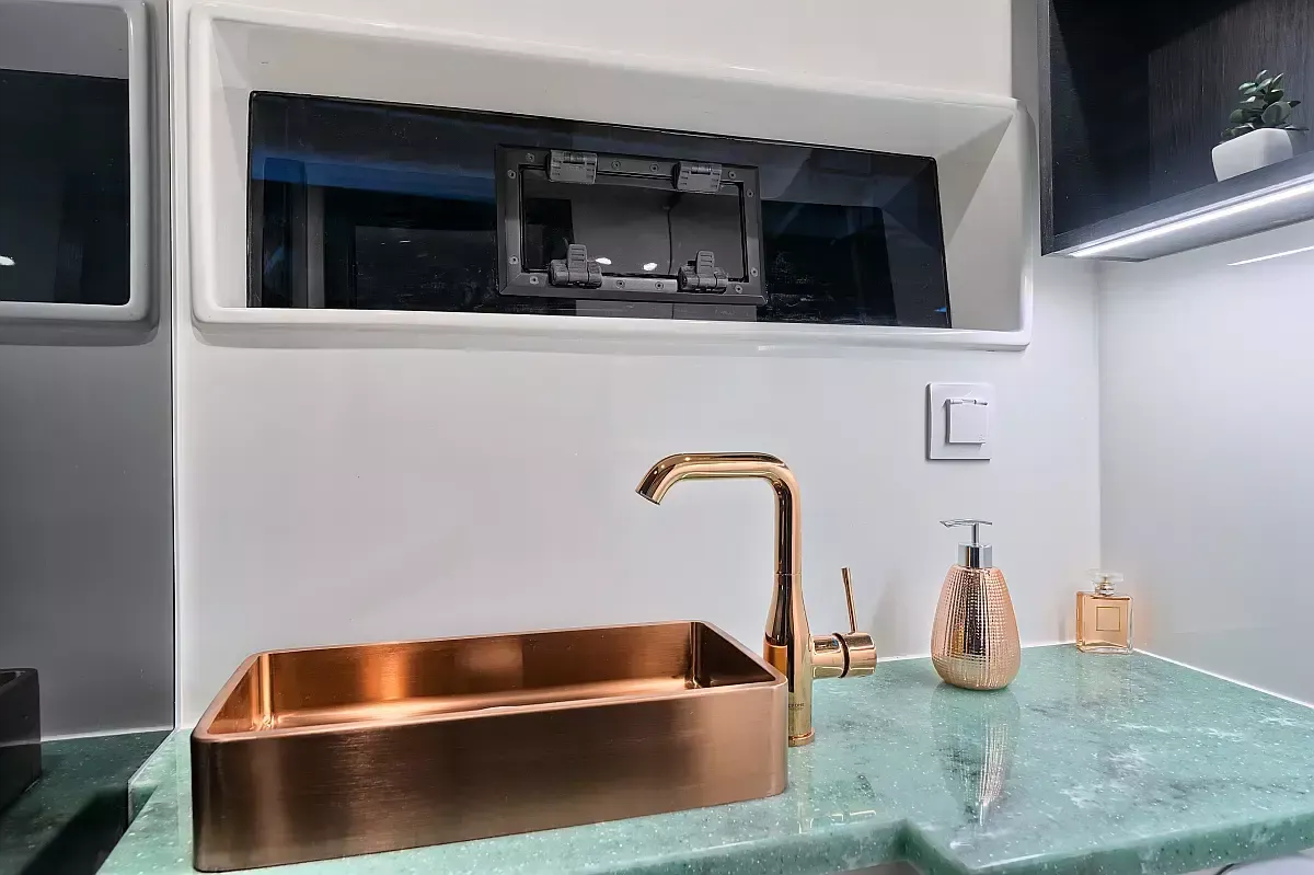 Luna 49 | Katamaran Red