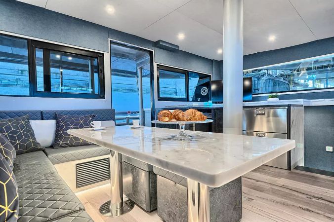 Luna 49 | Katamaran Red