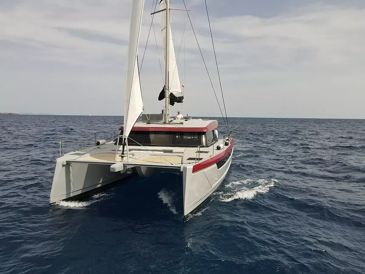 Luna 49 | Katamaran Red