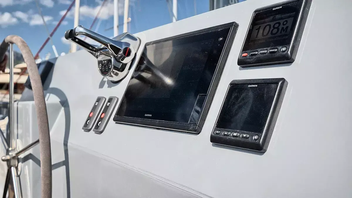 Luna 49 | Katamaran Red