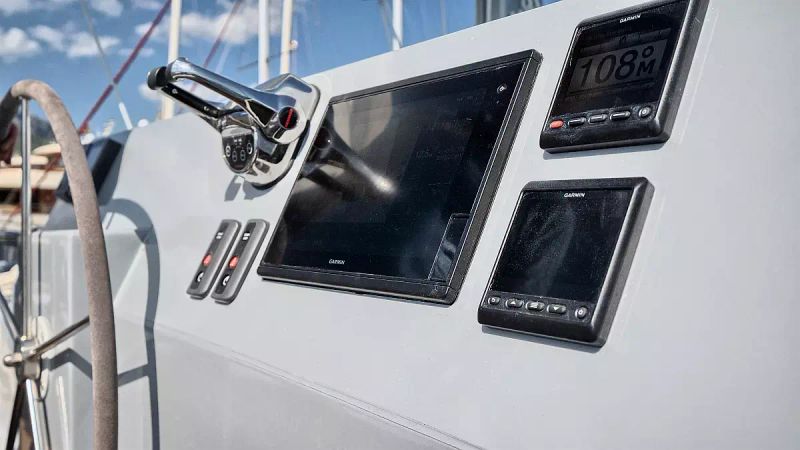 Luna 49 | Katamaran Red