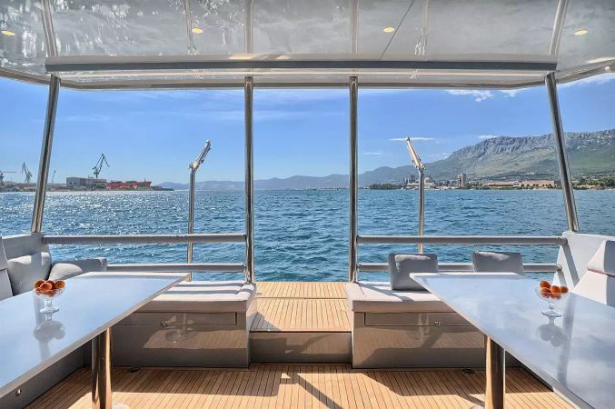 Luna 49 | Katamaran Red