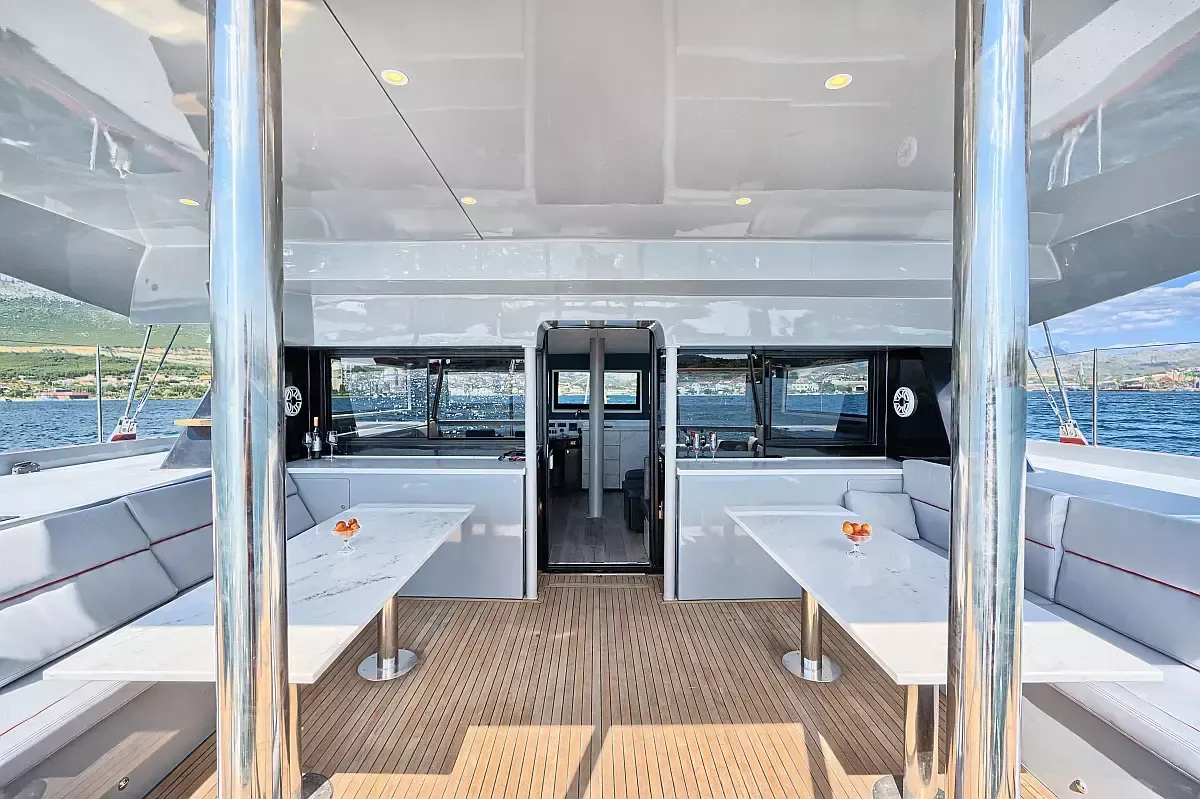 Luna 49 | Katamaran Red