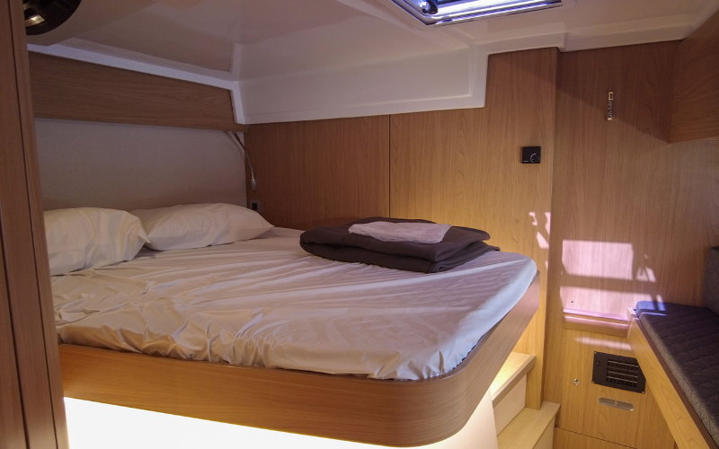 Bali Catspace | Black Swan