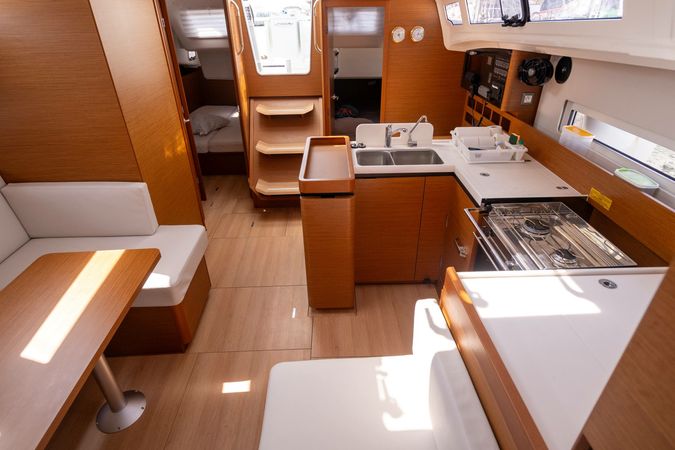 Jeanneau Sun Odyssey 410 | Moustique 2