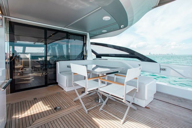 Azimut S8 | Hideout