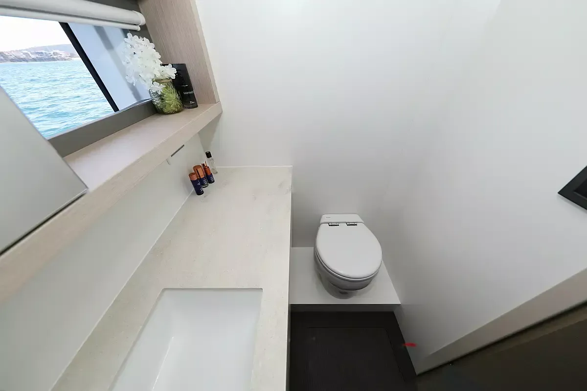 Lagoon 55 | Champagne Please