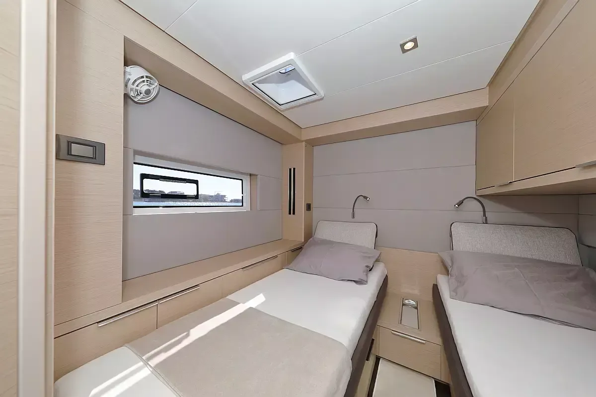 Lagoon 55 | Champagne Please