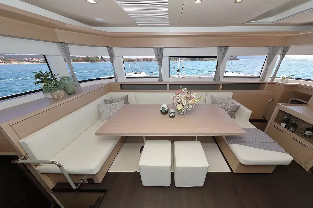 Lagoon 55 | Champagne Please