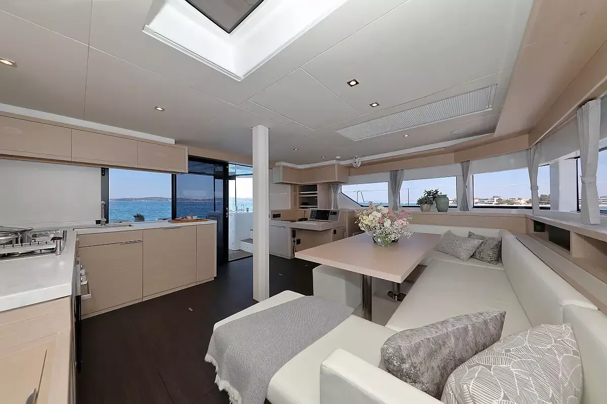 Lagoon 55 | Champagne Please