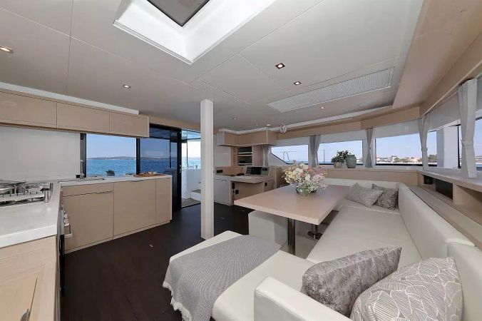 Lagoon 55 | Champagne Please