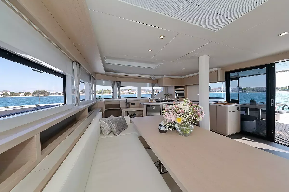 Lagoon 55 | Champagne Please