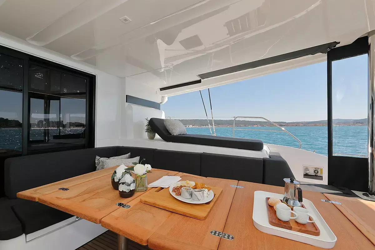 Lagoon 55 | Champagne Please