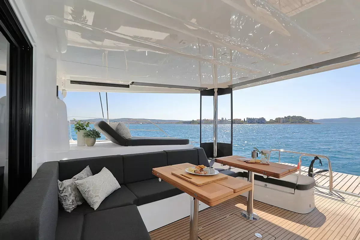 Lagoon 55 | Champagne Please