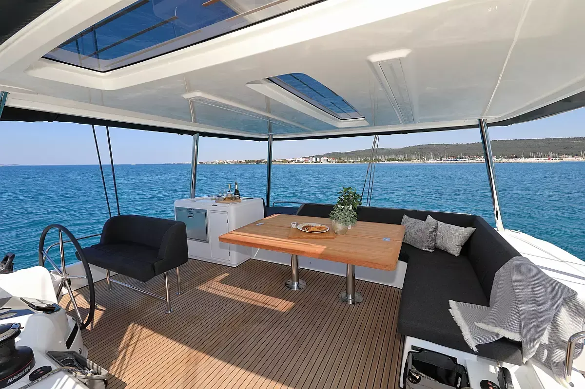 Lagoon 55 | Champagne Please