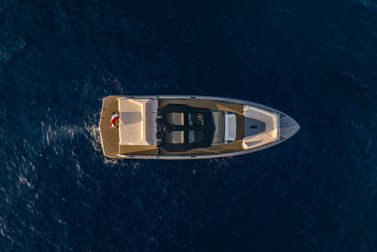 Vanquish VQ40 | Goldfinger