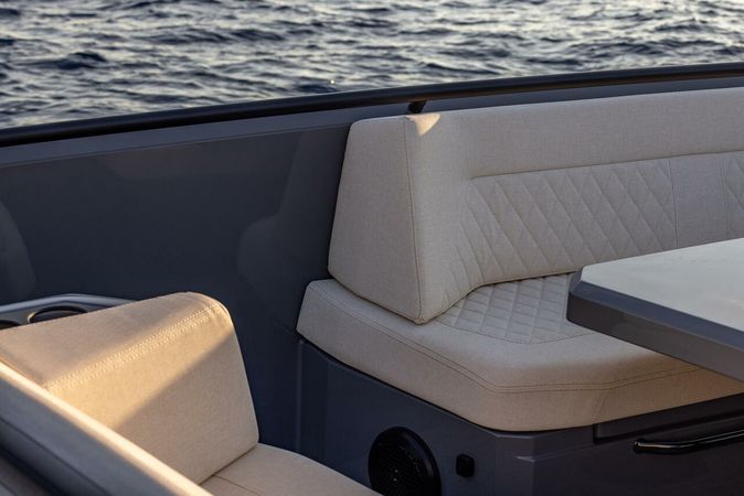 Vanquish VQ40 | Goldfinger