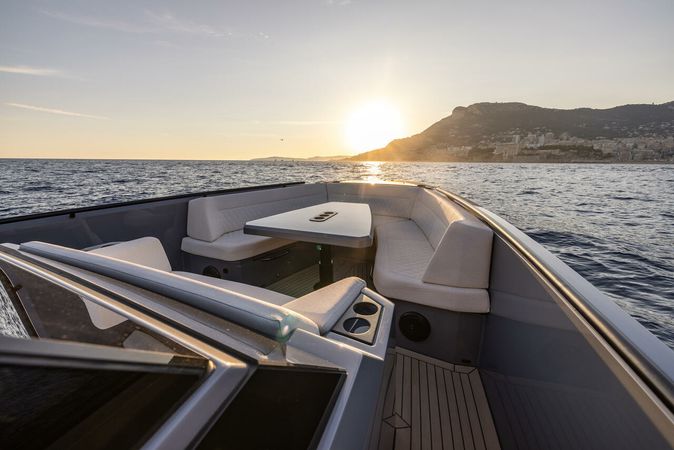 Vanquish VQ40 | Goldfinger