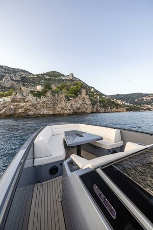 Vanquish VQ40 | Goldfinger