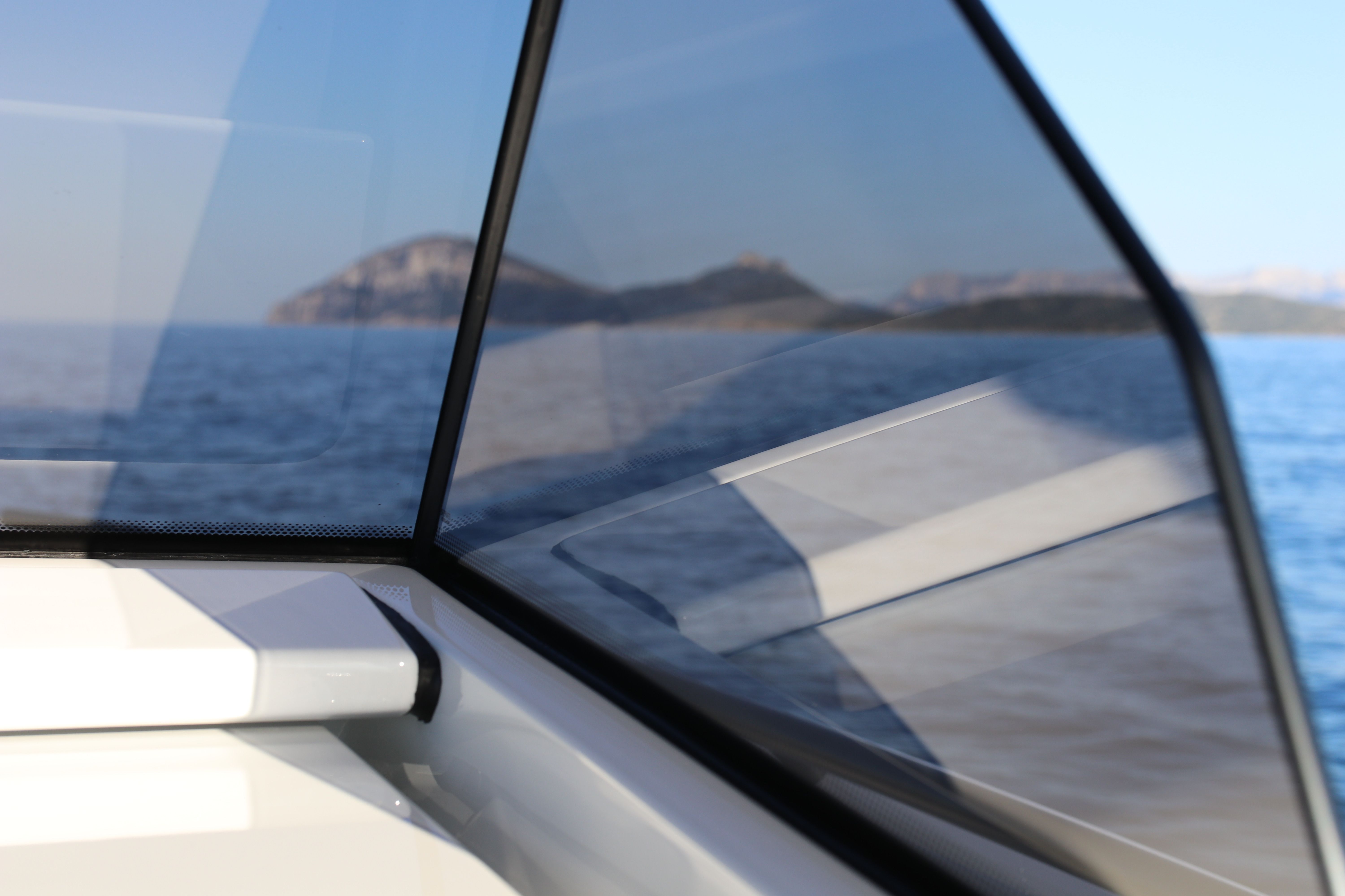 Vanquish VQ40 | Goldfinger