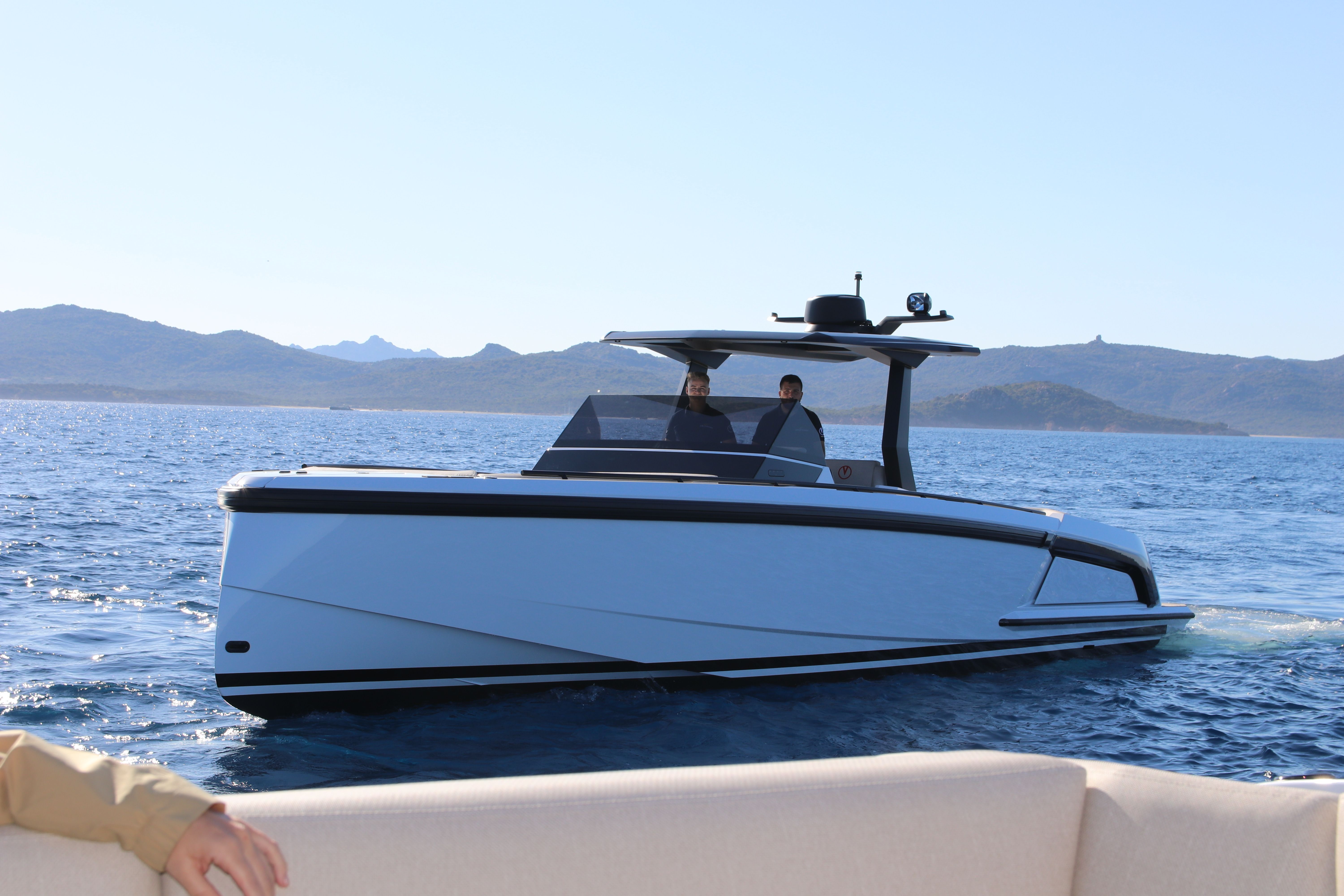 Vanquish VQ40 | Goldfinger