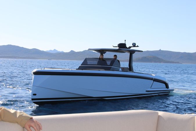 Vanquish VQ40 | Goldfinger