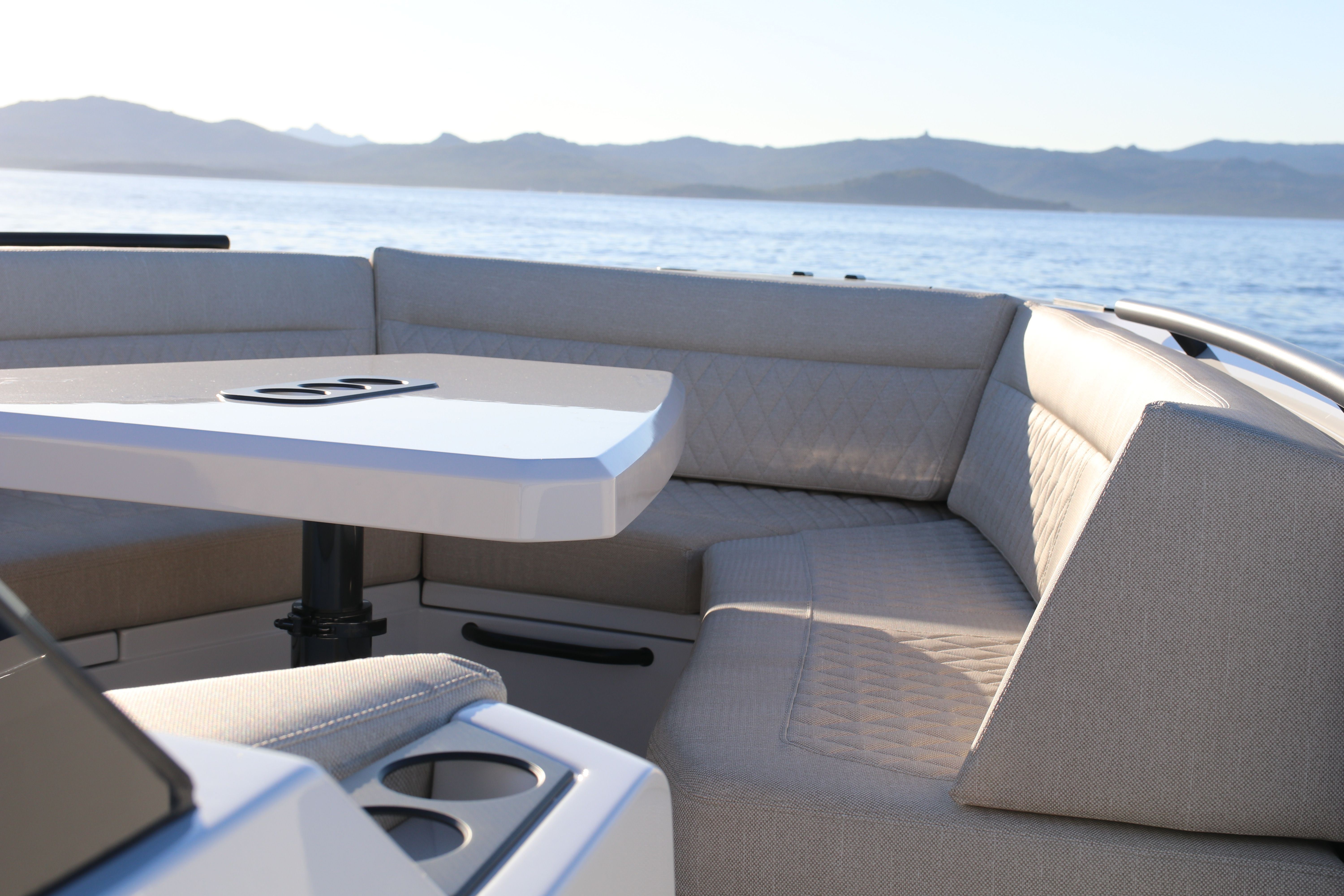 Vanquish VQ40 | Goldfinger