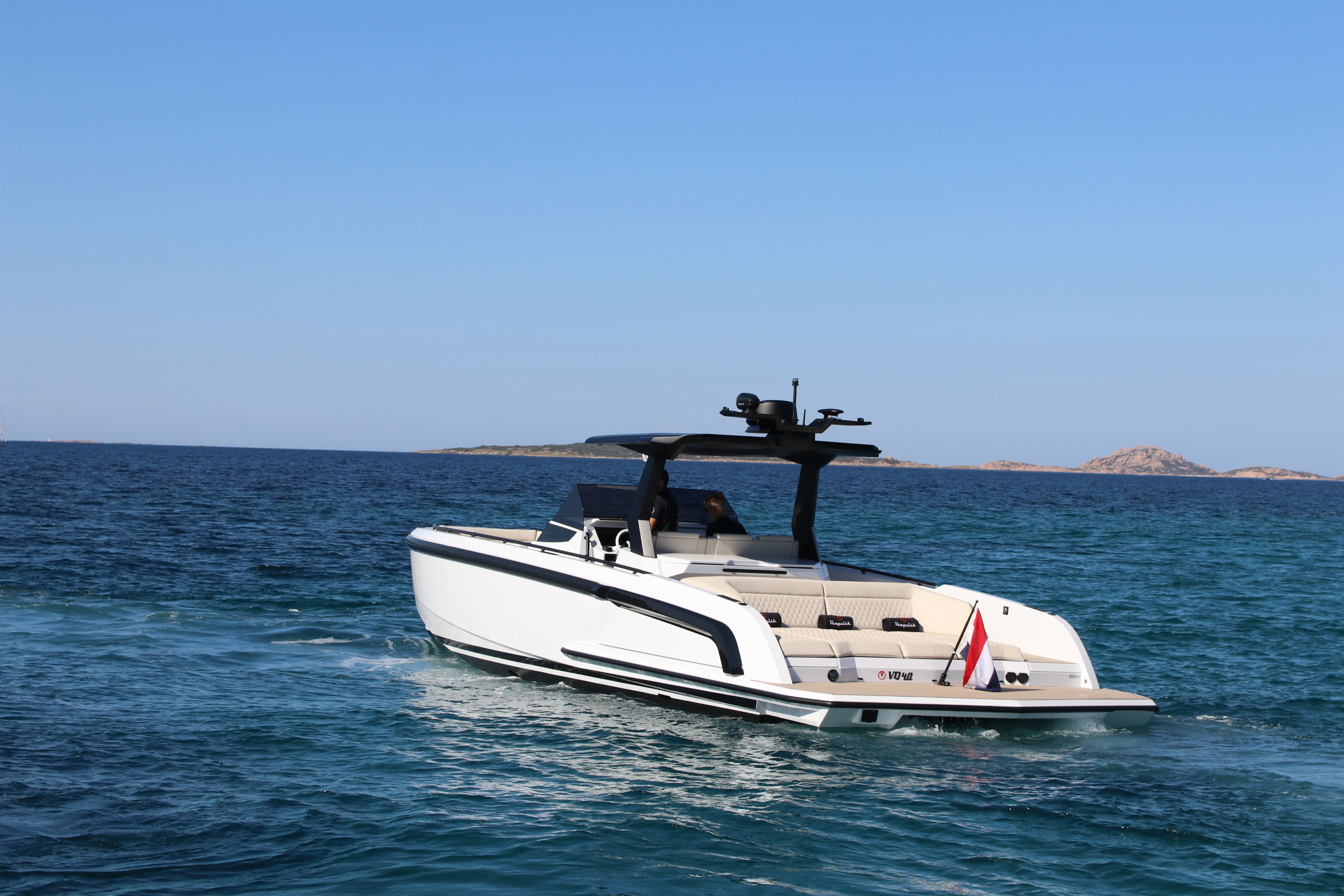 Vanquish VQ40 | Goldfinger