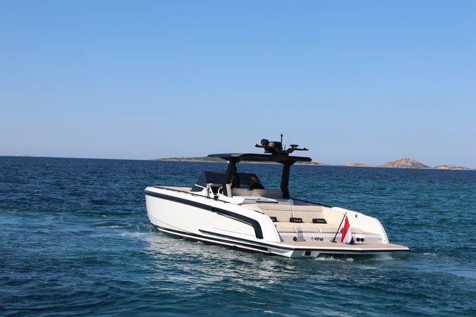 Vanquish VQ40 | Goldfinger