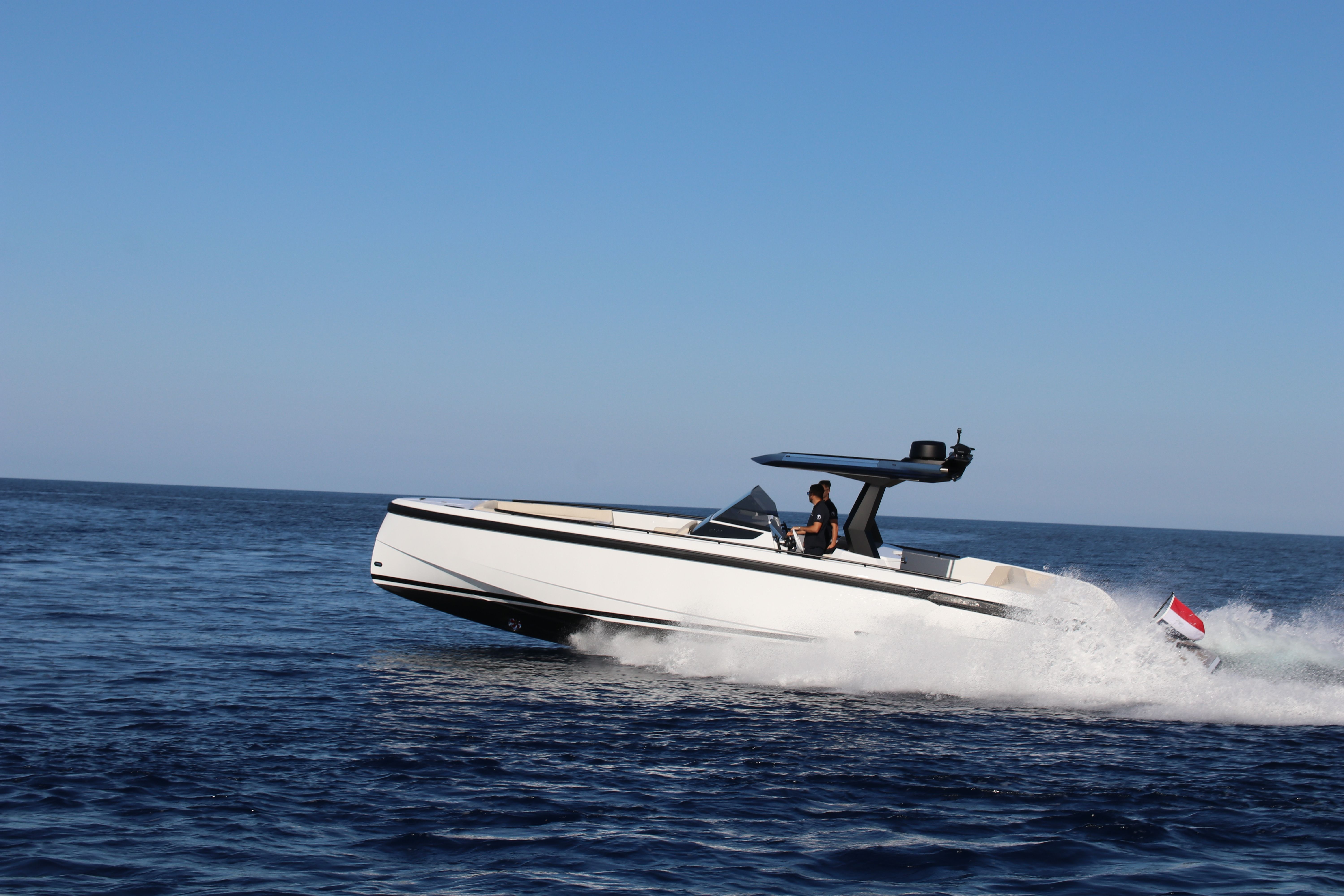 Vanquish VQ40 | Goldfinger