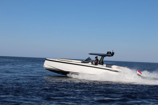 Vanquish VQ40 | Goldfinger