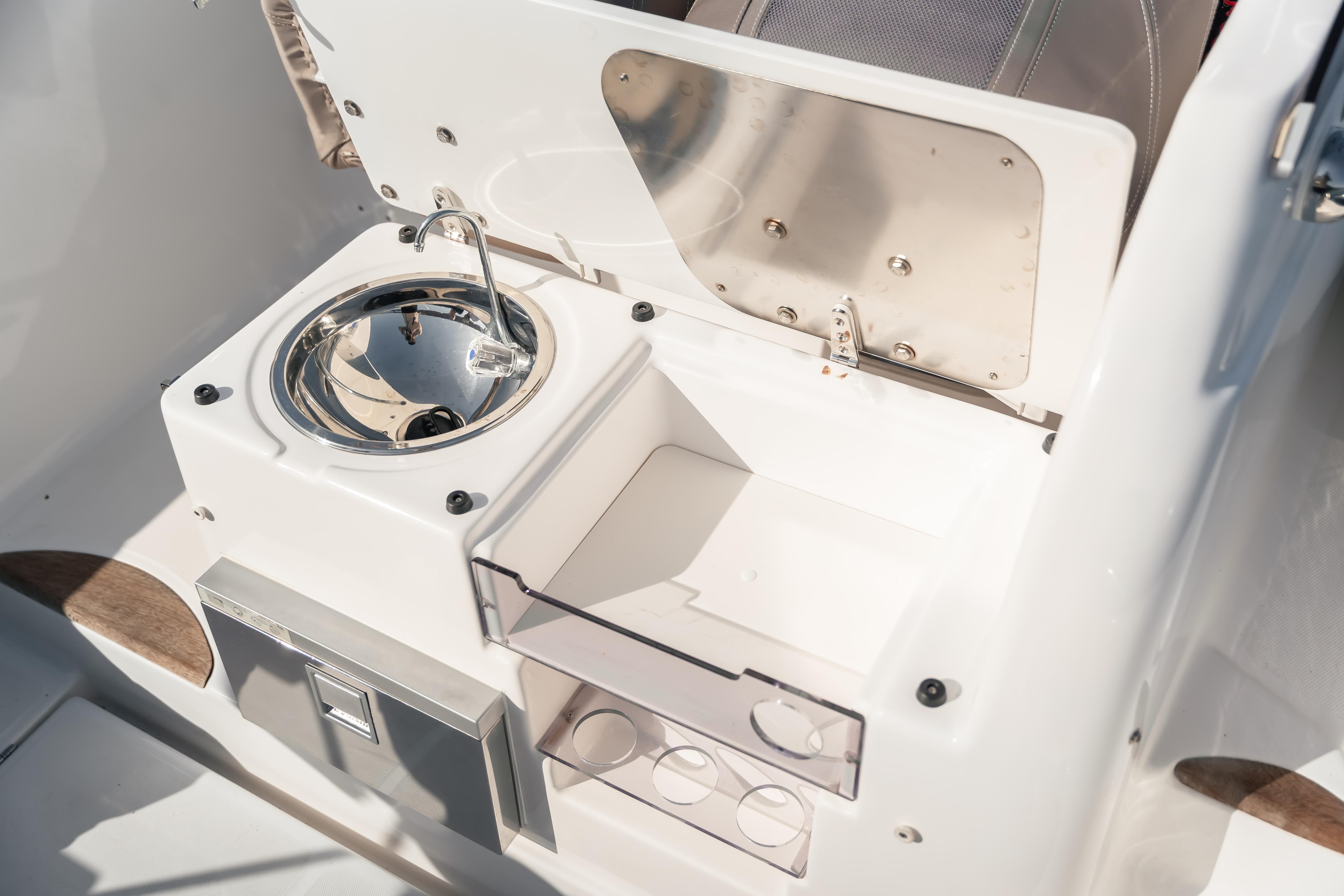 B2 Marine Cap Ferret 752 Cruiser | August