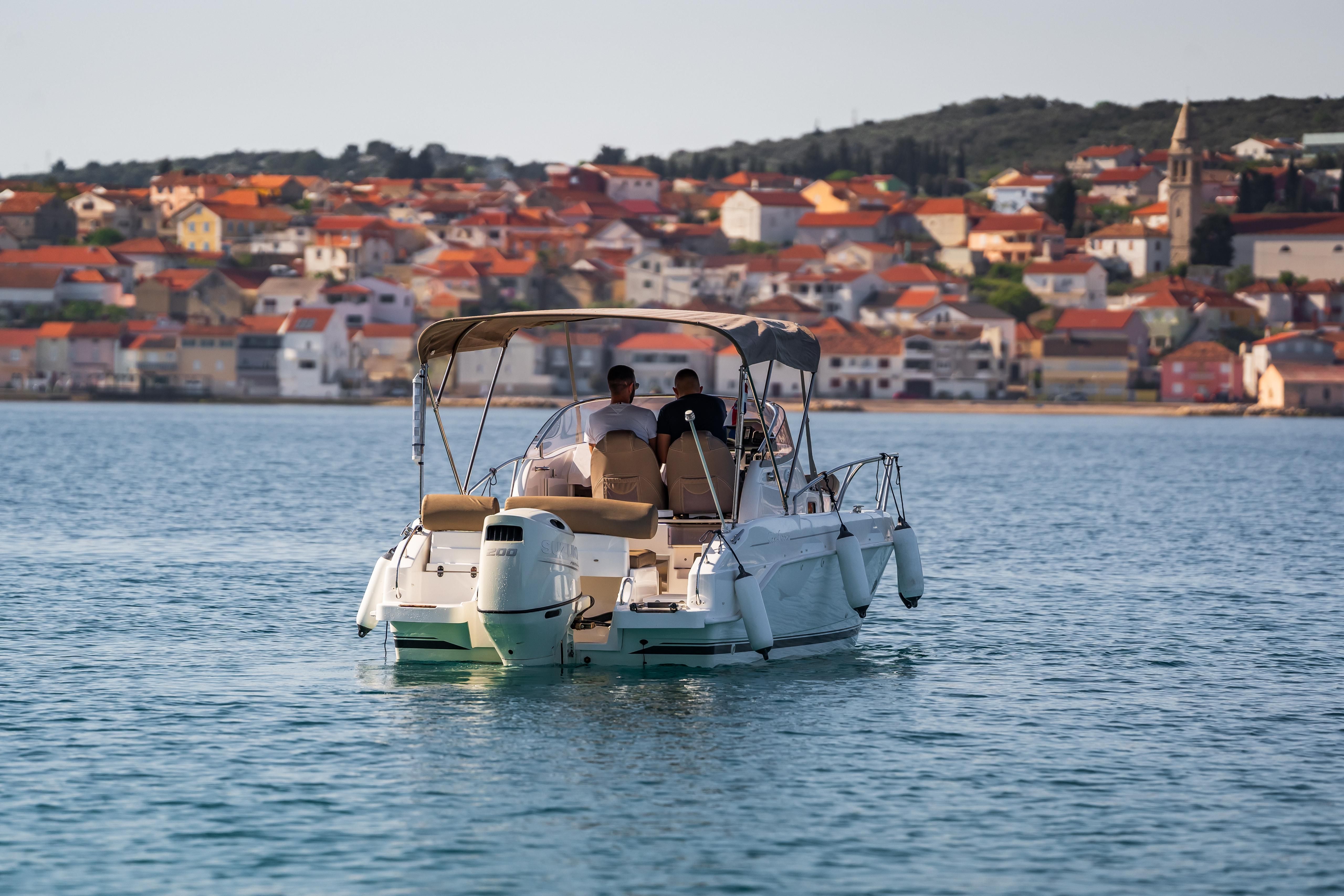 B2 Marine Cap Ferret 752 Cruiser | August