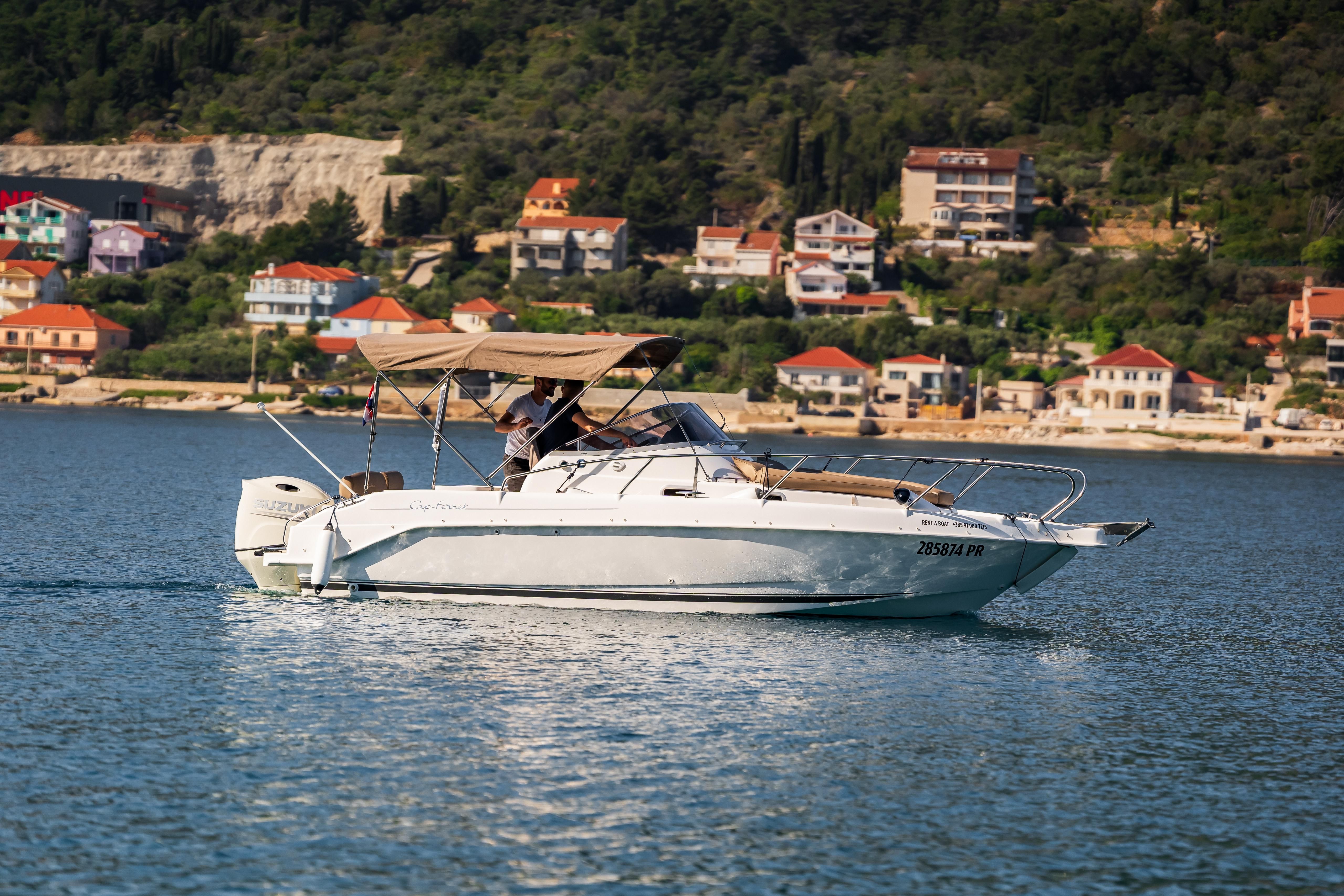 B2 Marine Cap Ferret 752 Cruiser | August