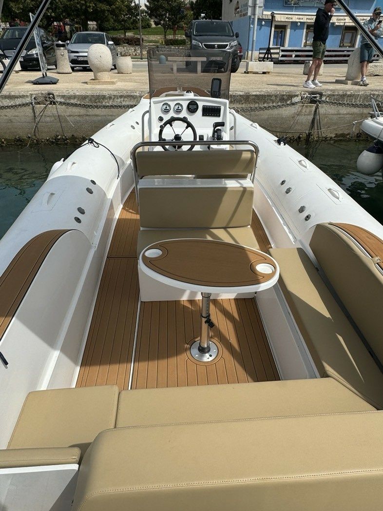 Navigati RIB 8 | Luna