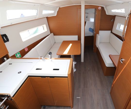 Jeanneau Sun Odyssey 380 | Red Kiss