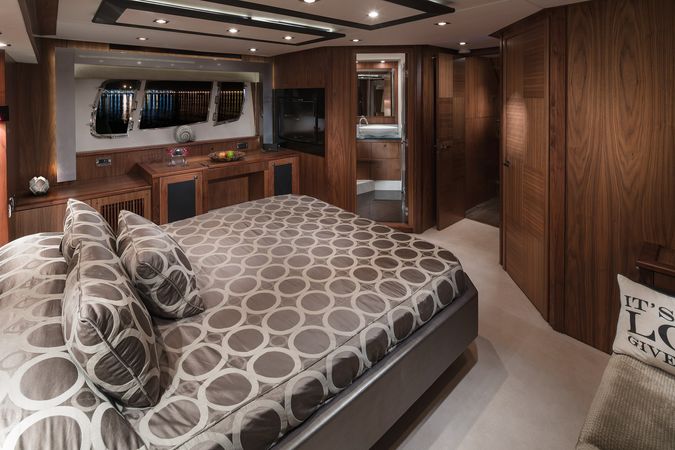 Sunseeker 74 | Black Jax